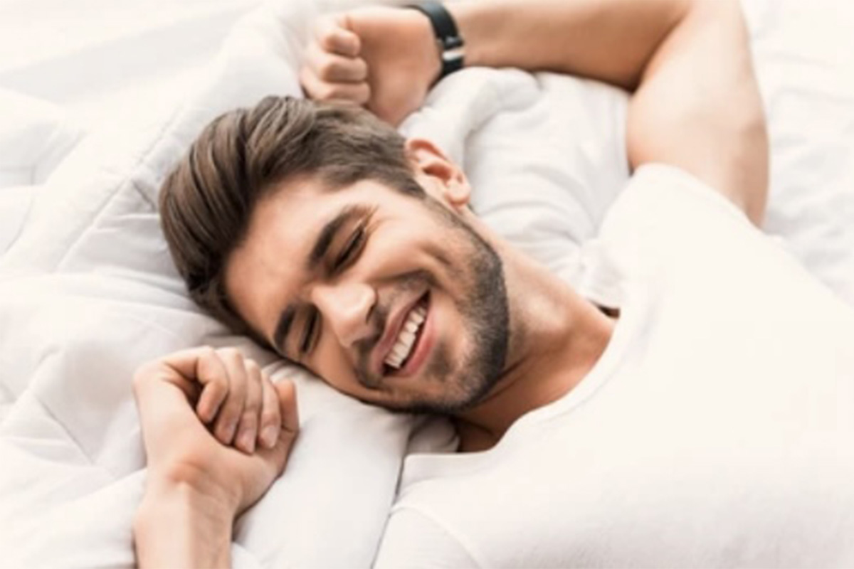 homme content à l'idée d'utiliser un sextoy fellation