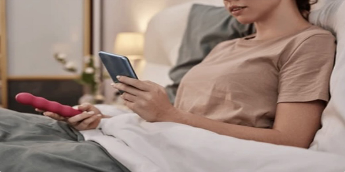 Routine plaisir féminin : moment intime avec un sextoy dans une ambiance apaisante