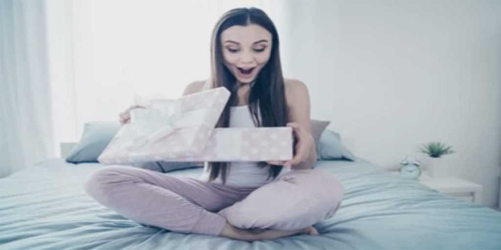 femme qui ouvre un colis sextoy pour stimuler le clitoris