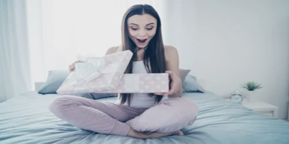 femme qui ouvre un colis sextoy pour stimuler le clitoris