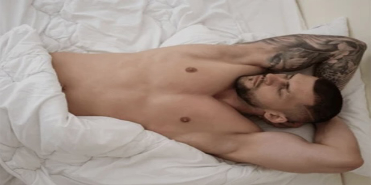 homme allonger dans son lit plein de plaisir