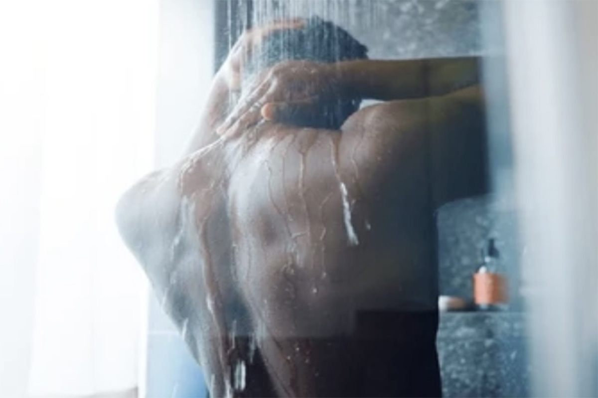 homme qui se douche après sextoy homme