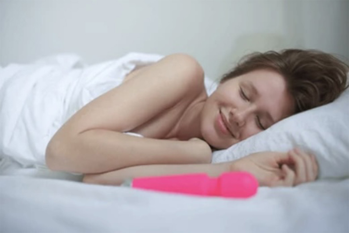 femme au lit avec son sextoy qui à joui