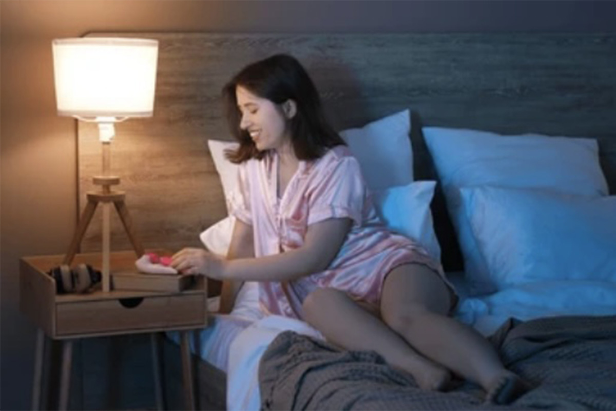 femme qui trouve sur sa table de nuit meilleur sextoy pour stimuler le clitoris
