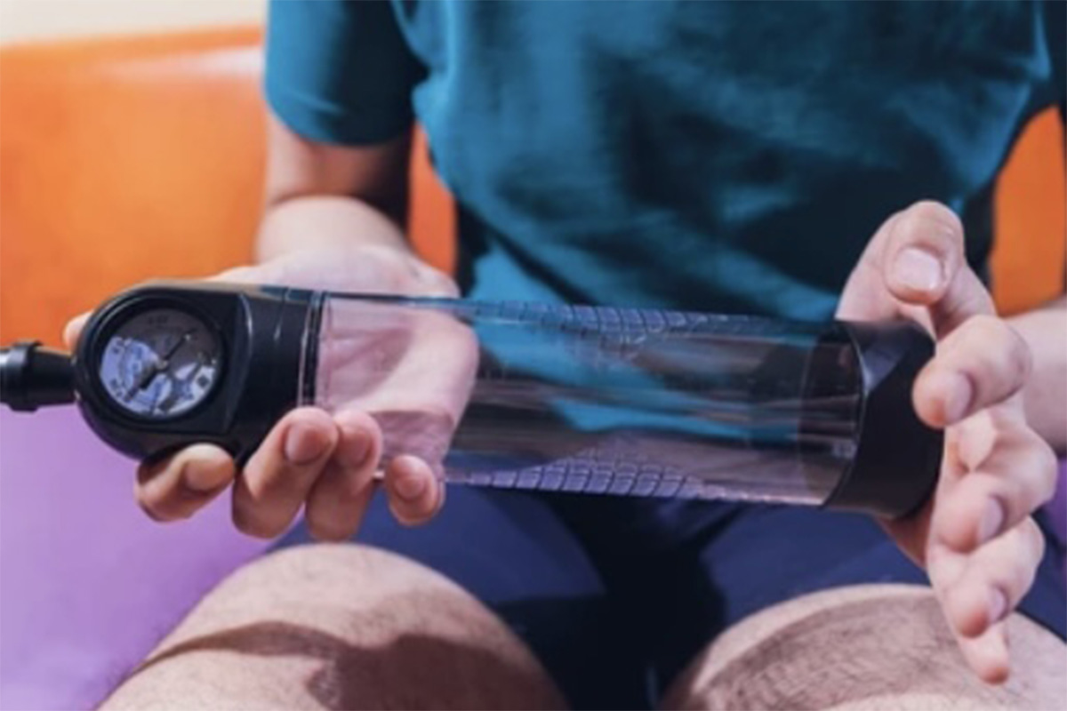 homme avec une pompe à pénis