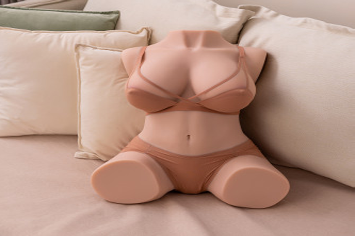 buste vaginette sous vêtements poser sur un lit