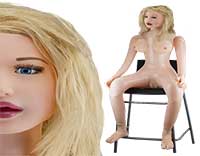poupée gonflable blonde assise