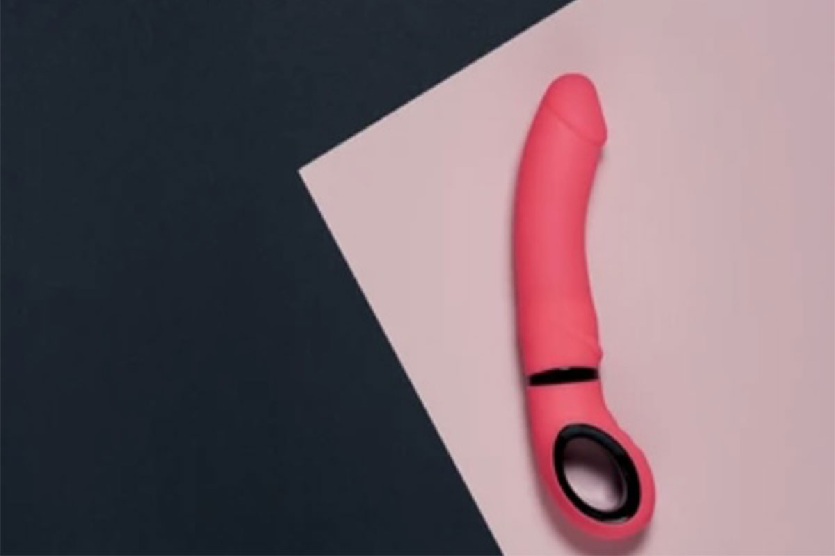 gode anal homme poser sur le sol