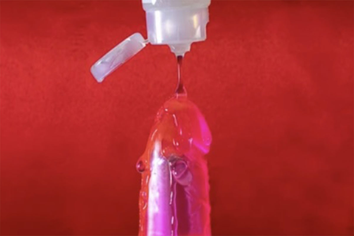 gode anal homme avec lubrifiant qui coule dessus