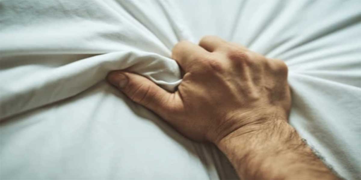 image main d'un homme qui tire la couette