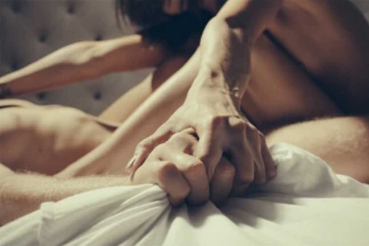 image couple sensuel au lit